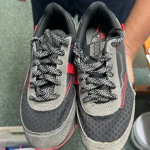 Puma tennis shoes size 6C